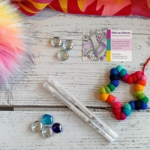 sakura gelly roll 700 glitter op act2tangle tile close-up sakura gelly roll 700 glanslijn sakura gelly roll 700 op gekleurde zentangle tile glitteraccenten met sakura gelly roll 700 sakura gelly roll 700 subtiele sparkle detail