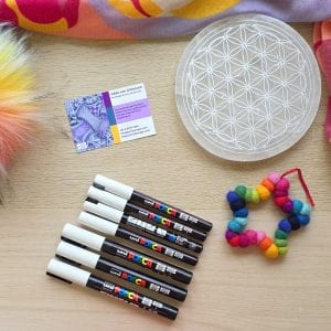 posca white marker op act2tangle zwarte tile witte lijnen met posca marker in zentangle patroon zentangle highlight met posca white marker