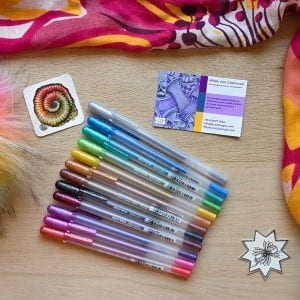 sakura metallic pen goud voorbeeldlijn zentangle details met sakura gelly roll metallic close-up sakura metallic pennen kleuren sakura gelly roll metallic pen blauw op gekleurde tile