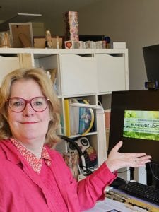 Docent Hilde wijst tijdens een online Zentangle workshop voor saamhorigheid naar het scherm