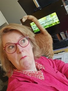 Gezellige thuisstudio voor een online Zentangle workshop: Hilde met haar poes, klaar om samen te tekenen.