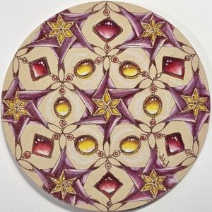 Zendala met burgundy sterren en glinsterende gems in rood en goudgeel — voorbeeld van een zentangle online video les door Hilde van Ginhoven, CZT. Act2tangle tile with burgundy stars and glittering gemstones in red and golden yellow — example from the Zentangle online video class Mystical Stars by Hilde van Ginhoven, CZT.