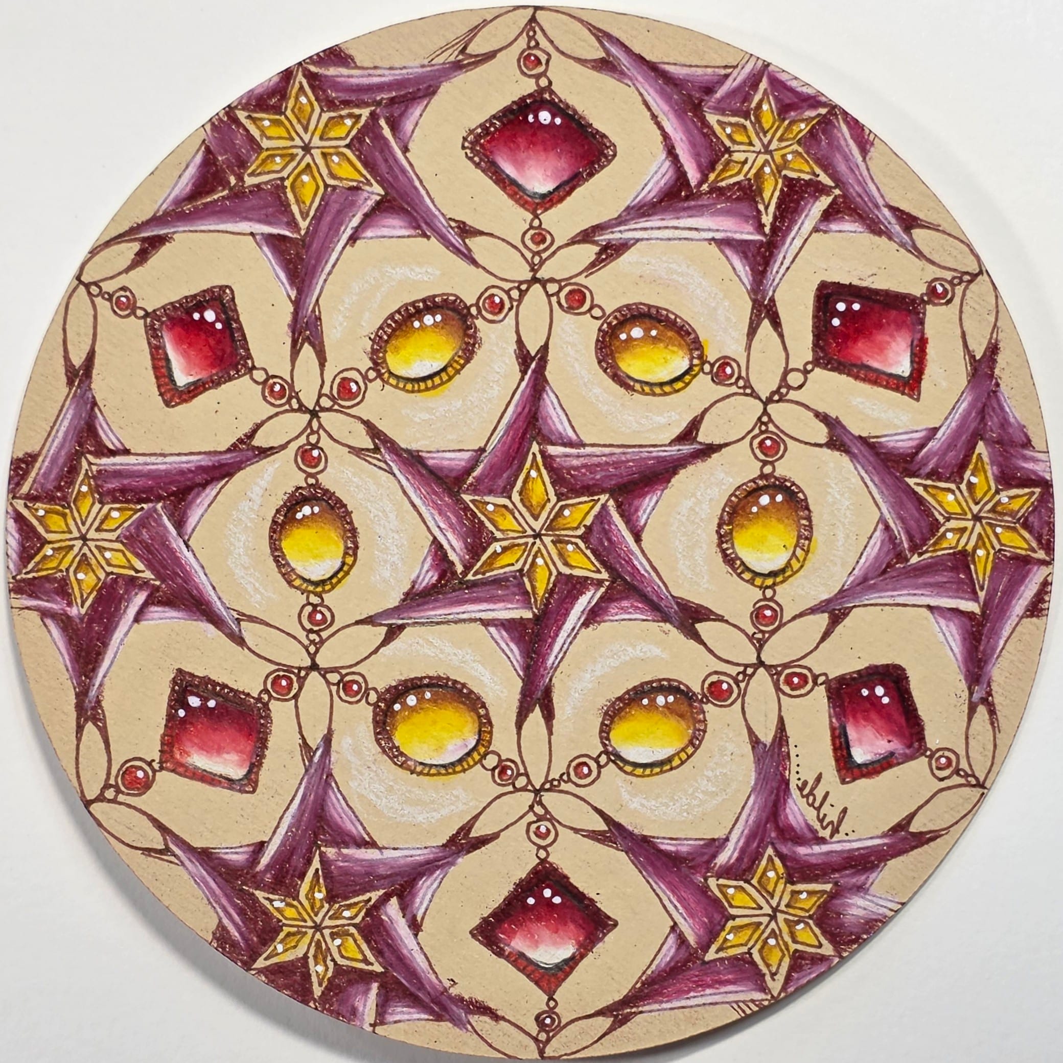 Zendala met burgundy sterren en glinsterende gems in rood en goudgeel — voorbeeld van een zentangle online video les door Hilde van Ginhoven, CZT. Act2tangle tile with burgundy stars and glittering gemstones in red and golden yellow — example from the Zentangle online video class Mystical Stars by Hilde van Ginhoven, CZT.