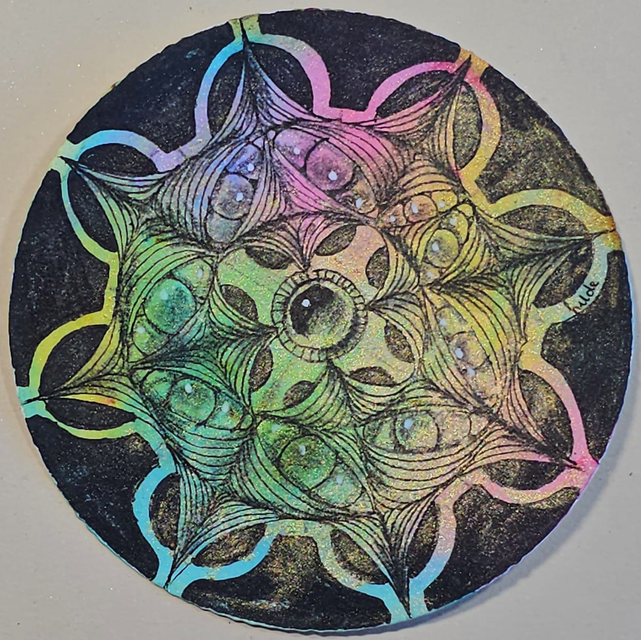 Black and white tile image: Zentangle video class Don't be afraid of the dark with round tile in black and white Coloured tile image: Zentangle video class with round tile coloured with Lindy's Magicals Materials image: Materials for Zentangle video class Don't be afraid of the dark Let me know if you want anything adjusted.