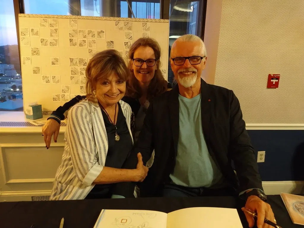 Afbeelding 1 (grote foto bovenaan): Wat is Zentangle – voorbeeld van een getekende Zentangle tile
Afbeelding 2 (foto met Rick en Maria): Hilde van Ginhoven met Rick Roberts en Maria Thomas, oprichters van de Zentangle methode
Afbeelding 3 (Zentangle tekening): Voorbeeld van een Zentangle tangle op witte tile